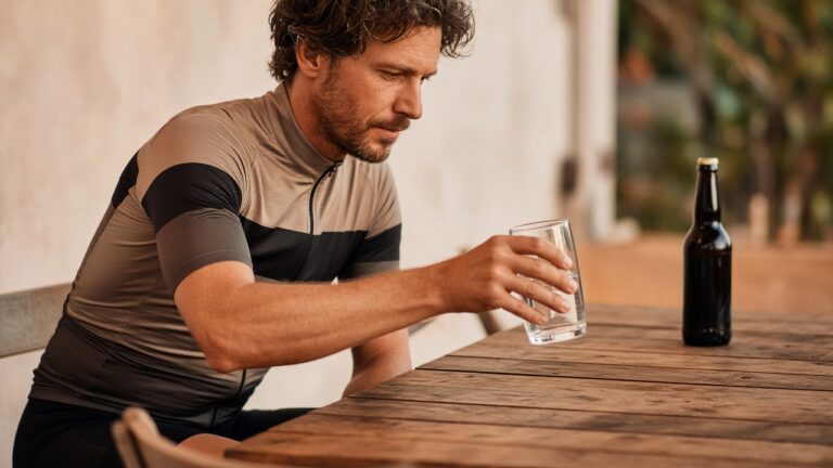 Cycliste après l'entraînement avec un verre d'eau au lieu d'alcool après le sport
